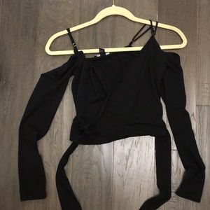 Lone sleeve tie crop